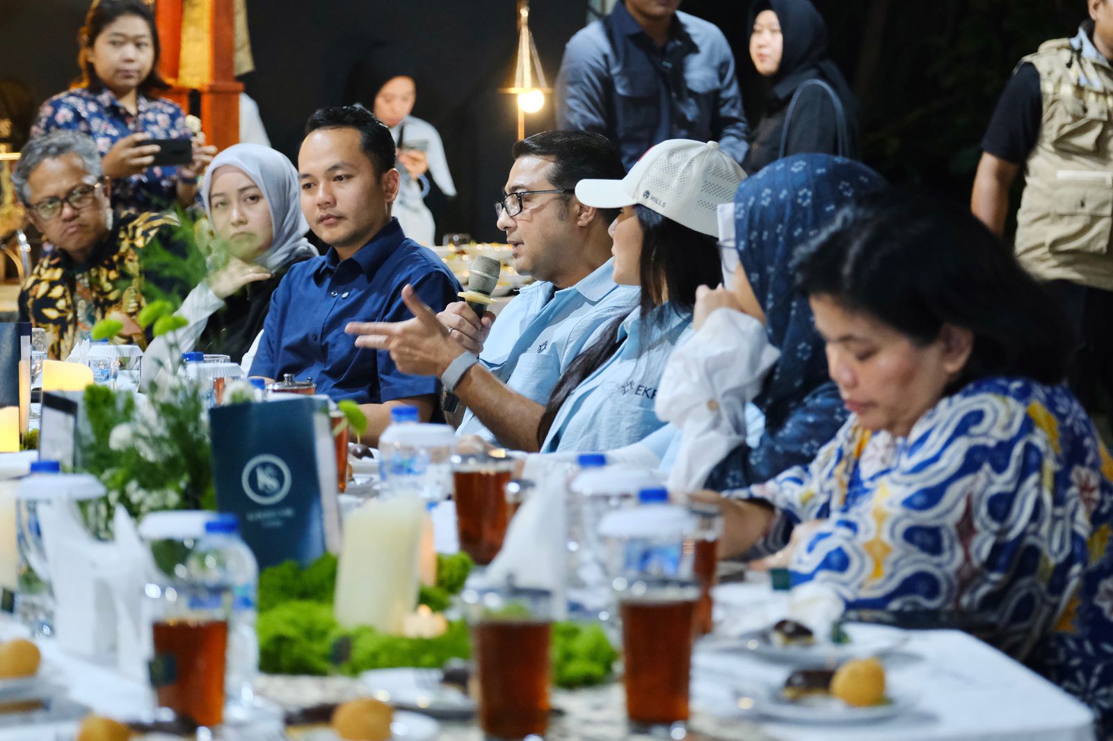 - Menteri Ekonomi Kreatif/Kepala Badan Ekonomi Kreatif Teuku Riefky Harsya berbincang santai dengan para pegiat ekraf di Mas Don Art Center, Solo, Jawa Tengah. Menteri Ekraf Teuku Riefky meyakini pegiat ekraf di Solo sudah berdaya tetapi perlu suntikan akselerasi melalui kolaborasi.