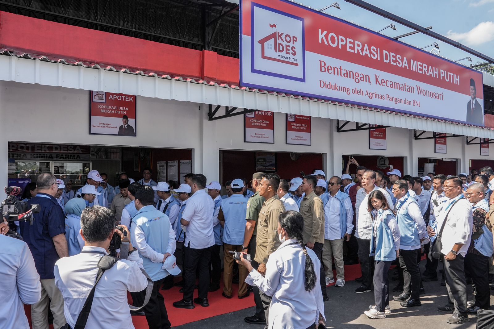   Menteri Ekraf Hadiri Peresmian 80 Ribu Koperasi Desa/Kelurahan Merah Putih oleh Presiden Prabowo