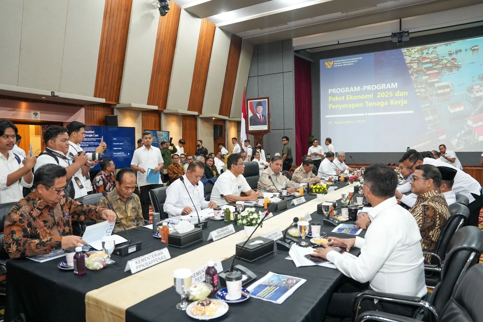 Menteri Ekraf Paparkan Potensi Besar Ekonomi Kreatif Serap Tenaga Kerja untuk Sokong Program Paket Ekonomi 2025