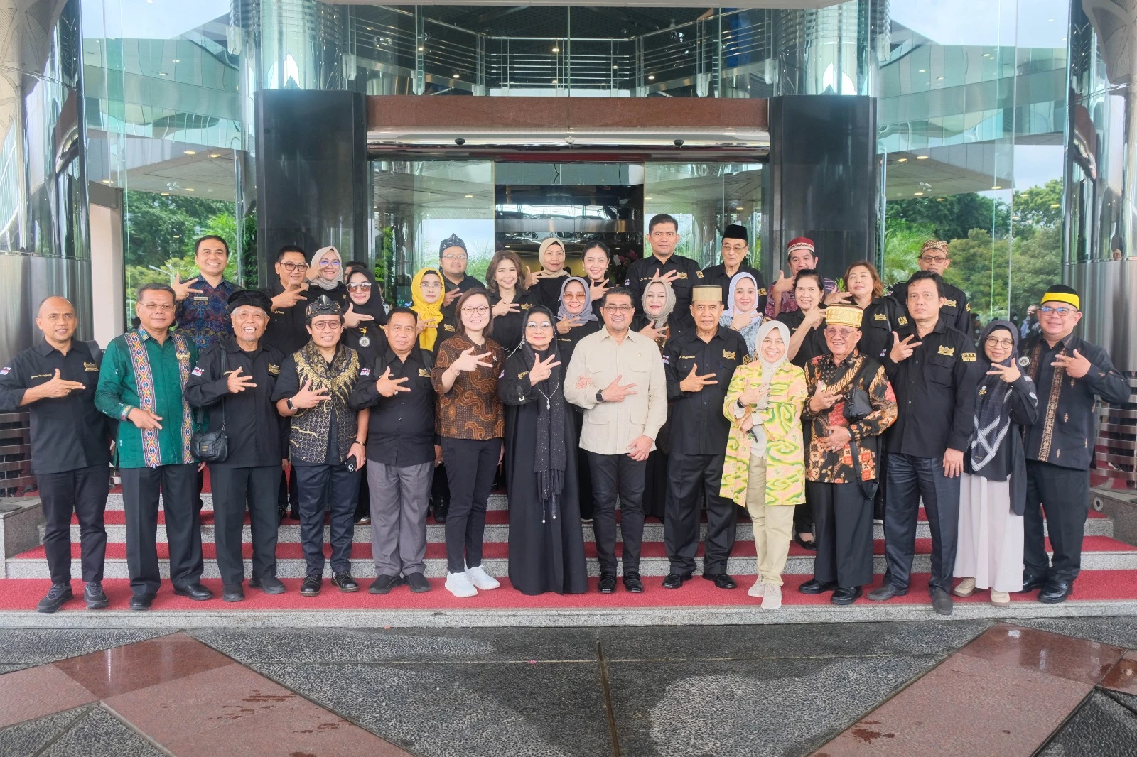 gambar Minister and Deputy Minister of Creative Economy Welcome Audience from Forum Silaturahmi Keraton Nusantara