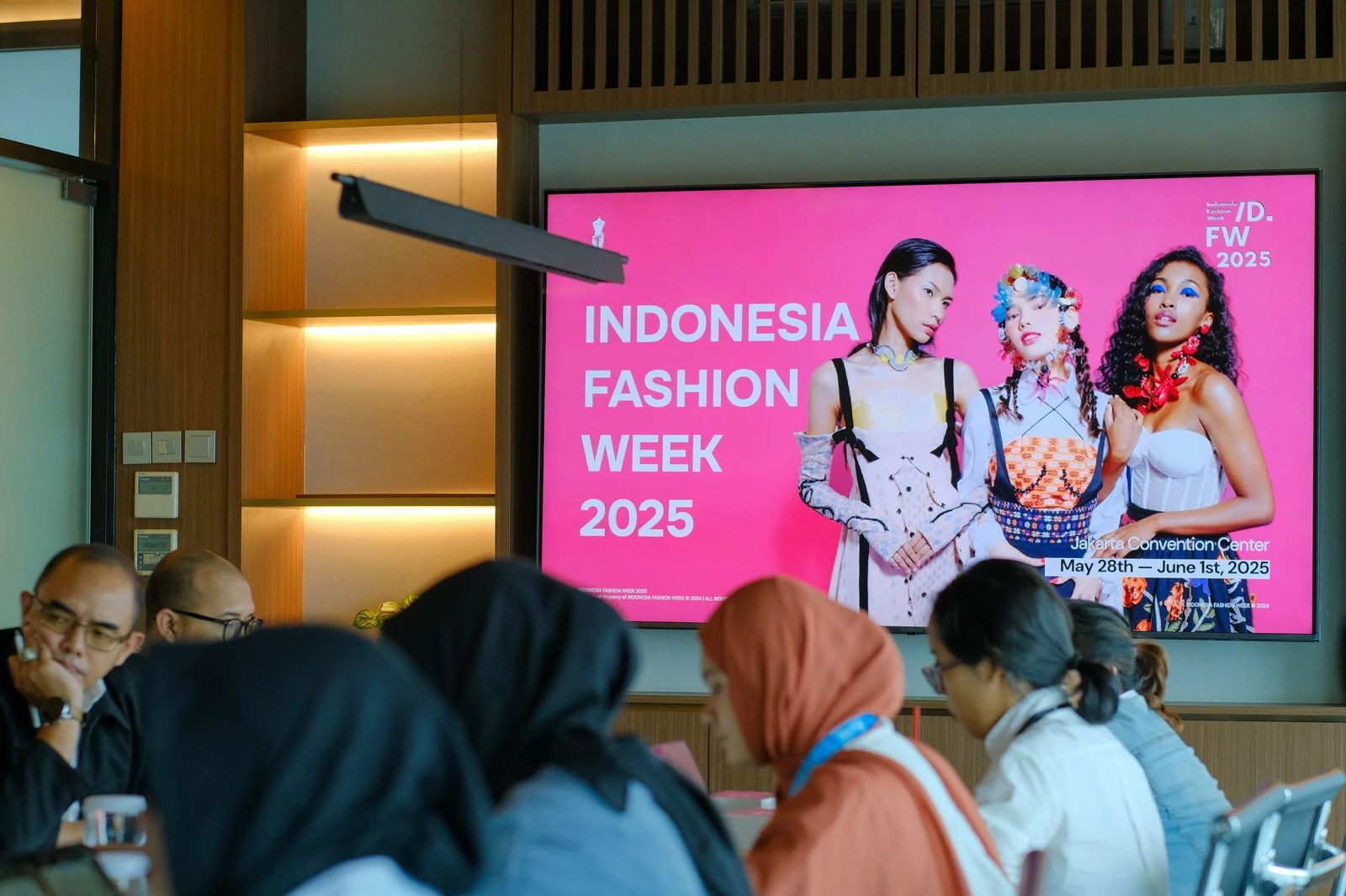 Minister of Creative Economy Teuku Riefky Harsya Discusses Support for Fashion Industry with APPMI