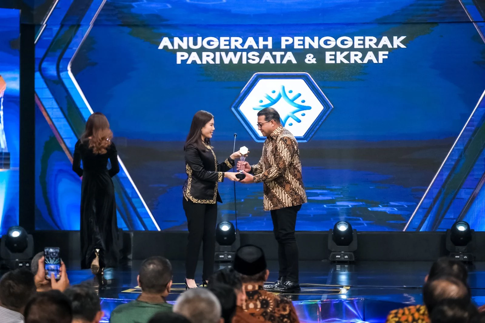 Creative Ecosystem Strengthens National Economy, Ministry of Creative Economy Receives 2025 Nusantara Movers Award
