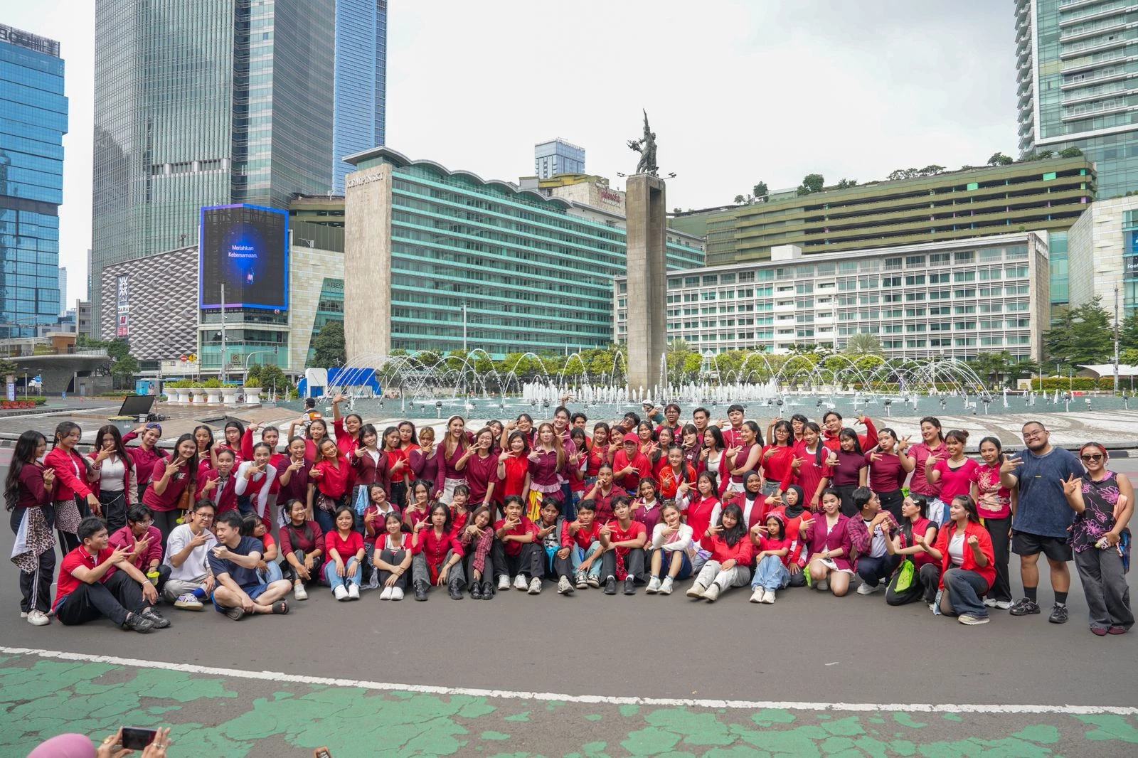 Wamen Ekraf Flash Mob Bersama Step By Step ID, Kembangkan Talenta Ekraf saat Rayakan Imlek