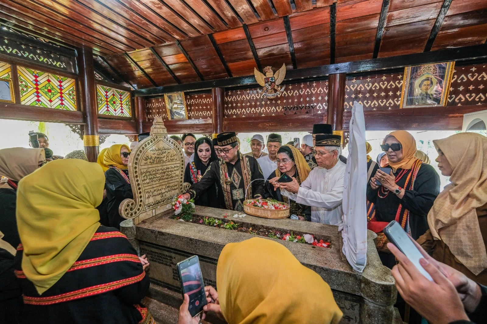 Minister of Creative Economy Teuku Riefky Pays Tribute at Cut Nyak Dhien’s Grave, Reinforcing the Spirit of Honoring the Nation’s History and Heroes