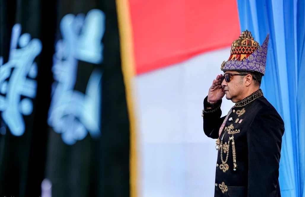 Proudly Wearing Traditional Acehnese Attire, Teuku Riefky Leads Independence Day Ceremony at the Ministry of Creative Economy
