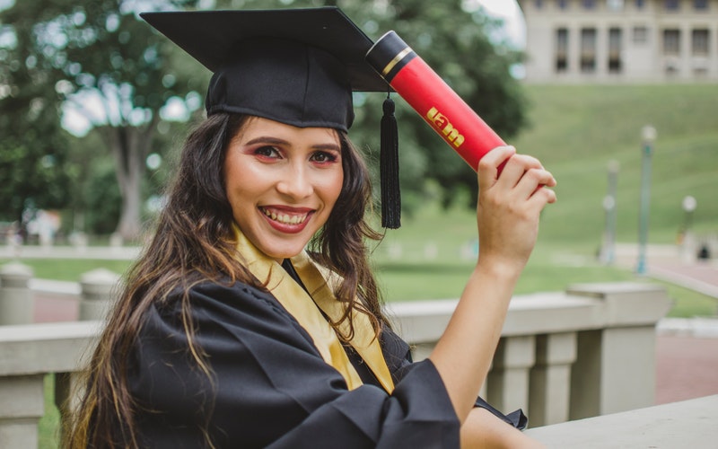 H1_Mengenal_Bachelor_Degree_dan_Bedanya_dengan_Gelar_Sarjana_di_Indonesia.jpg