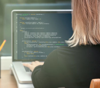 sedang melakukan coding dengan bahasa pemograman