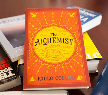 The Alchemist oleh Paulo Coelho rekomendasi buku motivasi - EKRUT