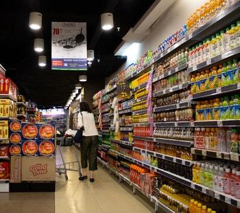 orang membeli barang di supermarket