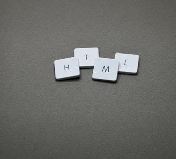 12. Apa perbedaan XHTML dan HTML?