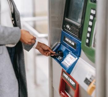 Perhatikan mesin ATM sebelum bertransaksi