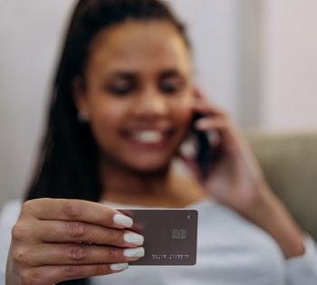 Siapa saja yang bisa memiliki black card?