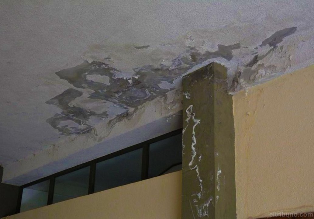 Filtraciones de agua y conexiones de gas sin conectar.