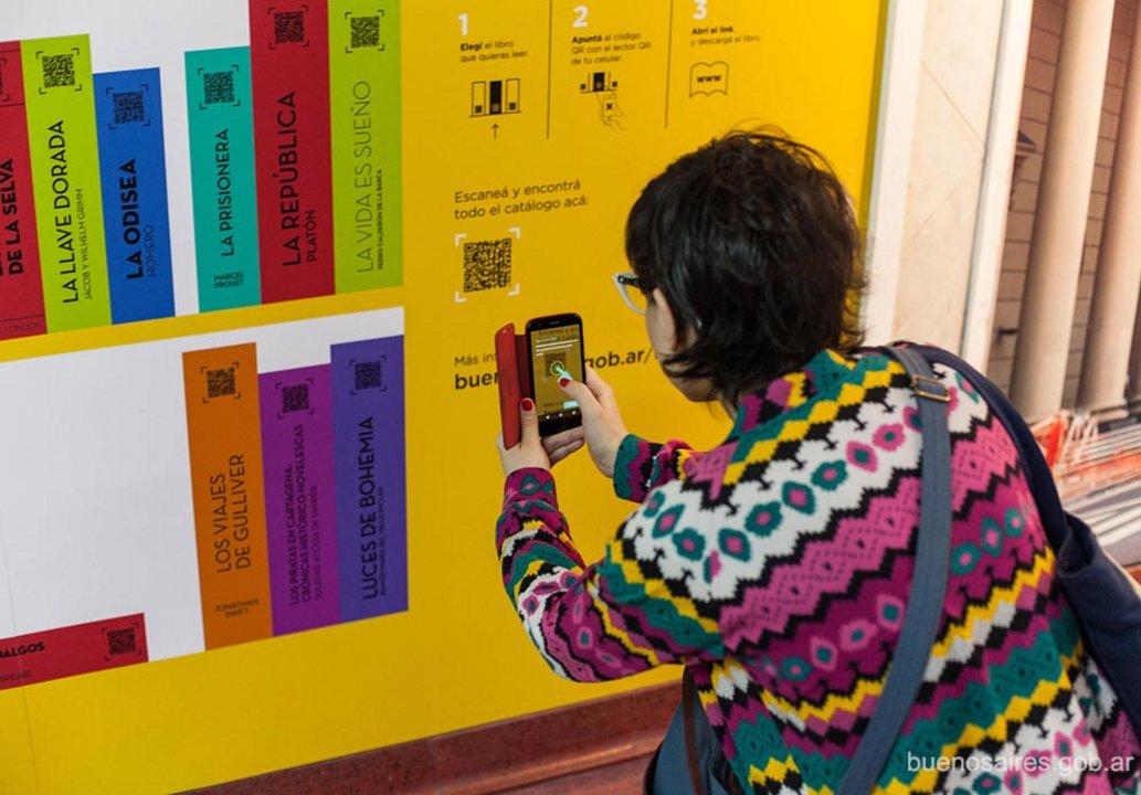 La Plataforma QR permite descargar distintos libros desde una biblioteca digital.