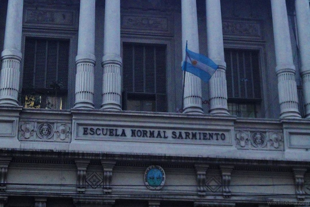 El Normal N° 9 y el Liceo N° 7 "Domingo Faustino Sarmiento" comparten edificio en Callao al 400.