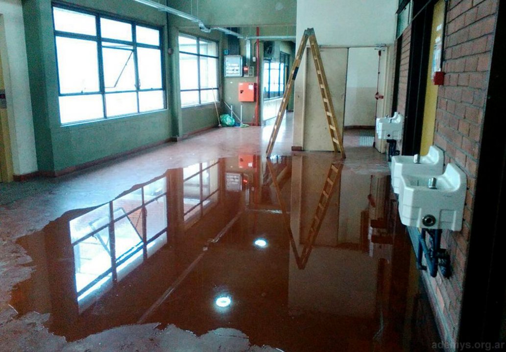 En la Escuela "Jorge Donn" debían realizar la impermeabilización de cubiertas en distintas áreas.