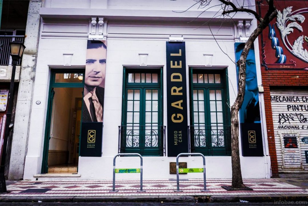 Para entrar a la Casa Museo Carlos Gardel hay que sortear un escalón sin salvar.