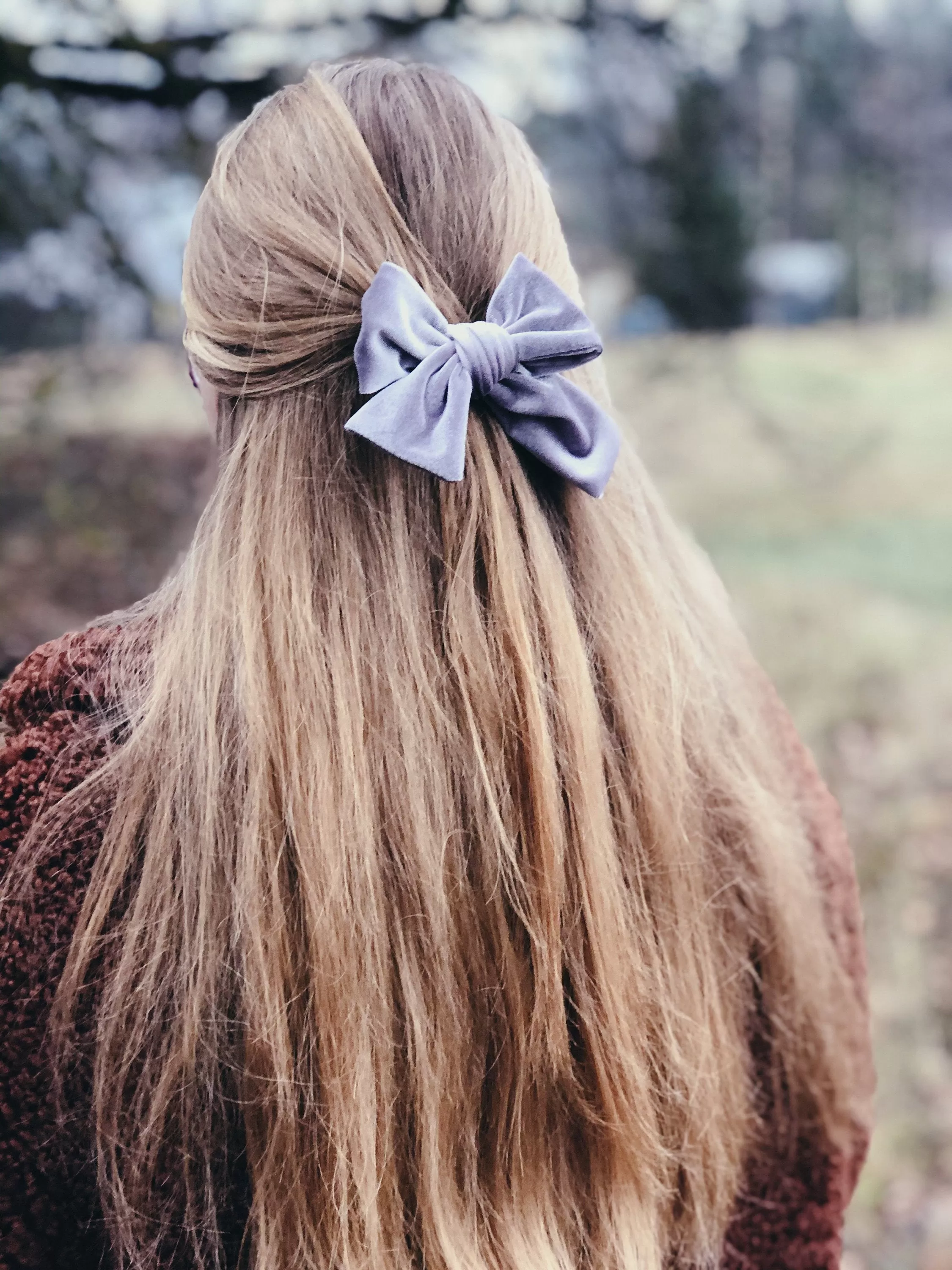 LARGE VELVET HAIR BOW ON FRENCH BARRETTE - LIGHT GREY