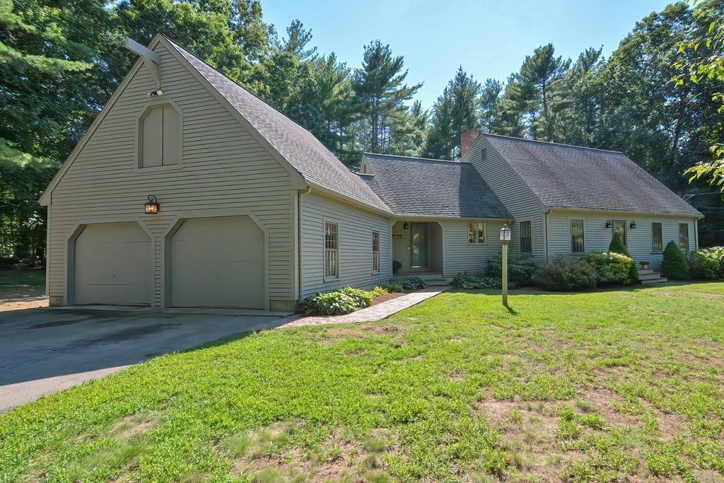 35 Pine Hill Dr, Walpole, MA 02081