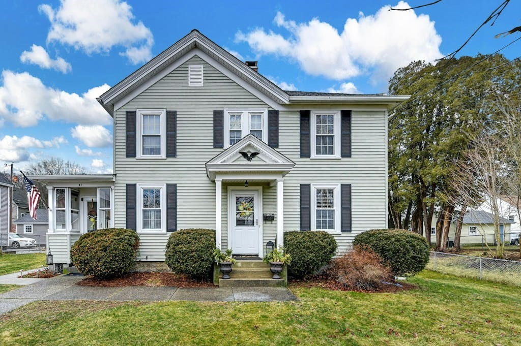 41 Cottage St, Northbridge, MA 01588