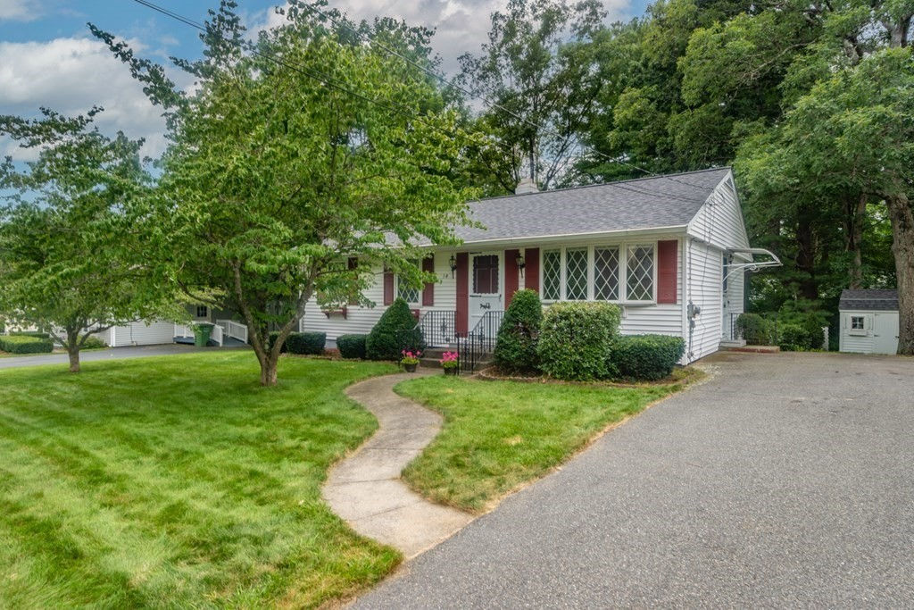 14 Susanne Dr, Northbridge, MA 01588