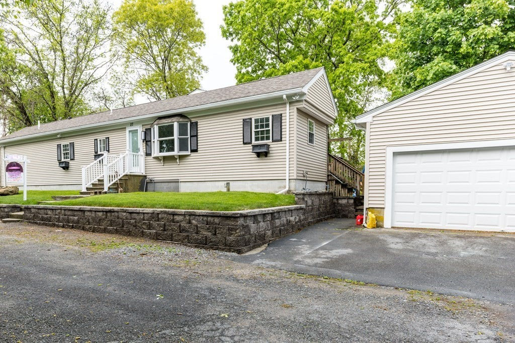 27 Crowell St, Acushnet, MA 02743