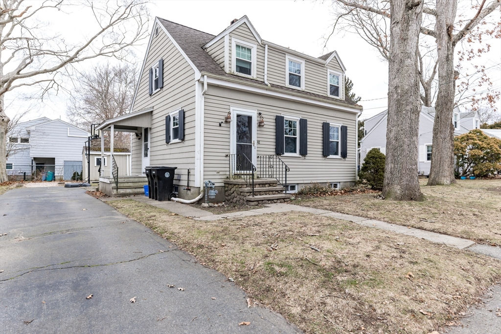 41 Sheldon St, Dartmouth, MA 02747