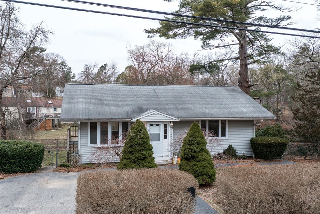 12 Mayflower Ln, Wareham, MA 02538