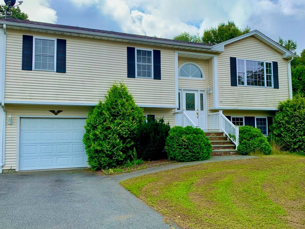 35 Schooner Dr, Dartmouth, MA 02748