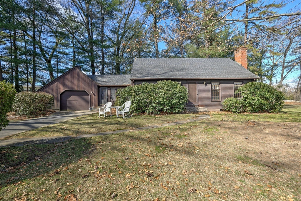 33 Lynnwood Dr, Westfield, MA 01085