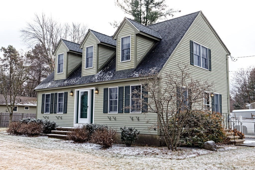 43 Brookfield Rd, Tewksbury, MA 01876