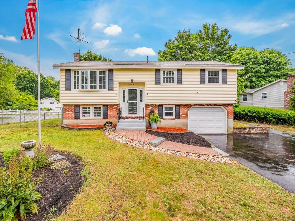 93 River Road, Lowell, MA 01852