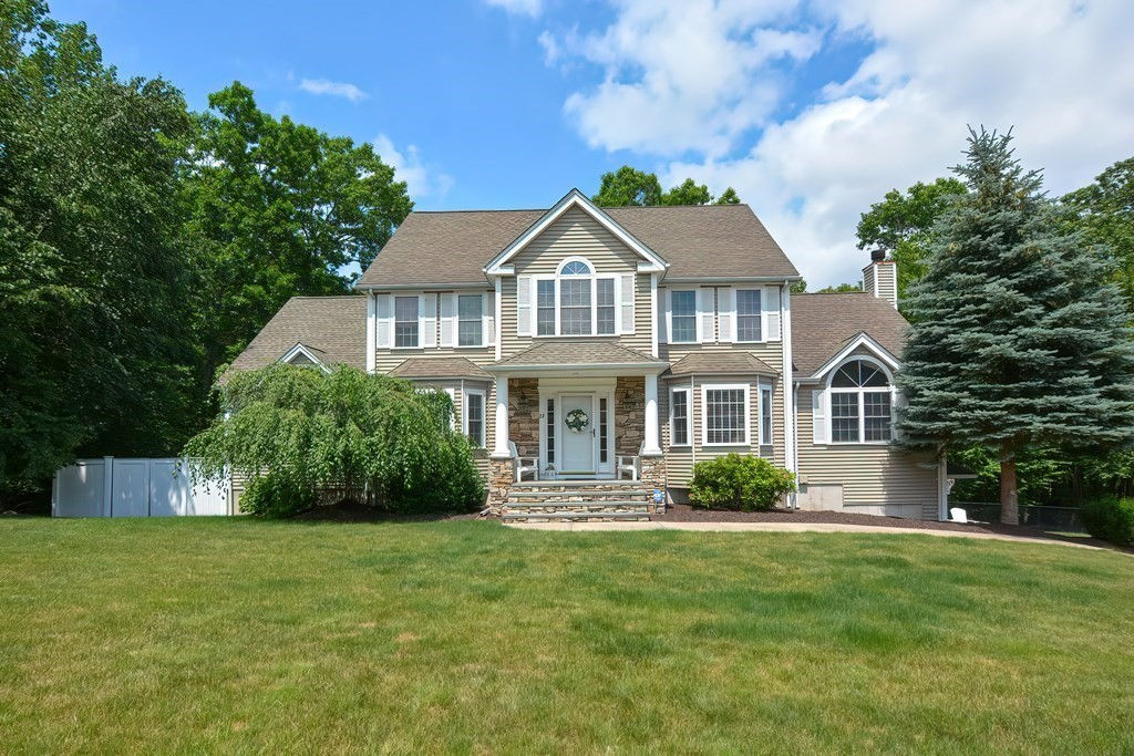 22 Larkin Ln, Hopedale, MA 01747