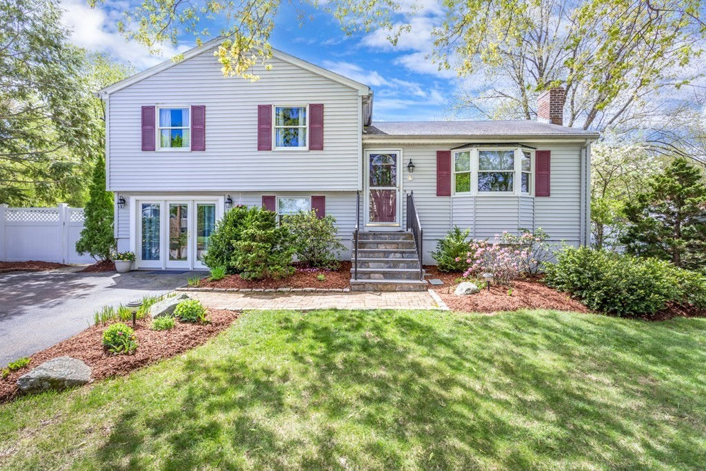 8 Meadow Pkwy, Franklin, MA 02038