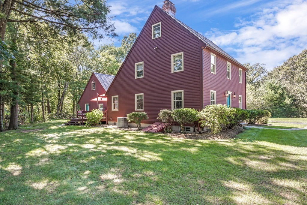 8 Mill River Dr, Mendon, MA 01756