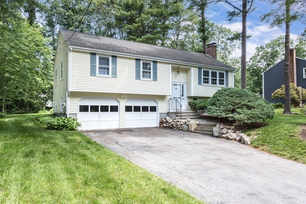 8 Eagle Dr, Franklin, MA 02038