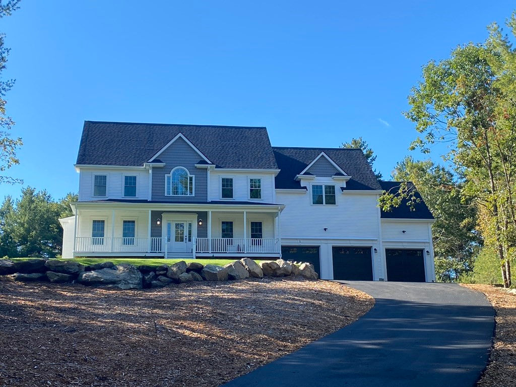 5 West River St, Upton, MA 01568