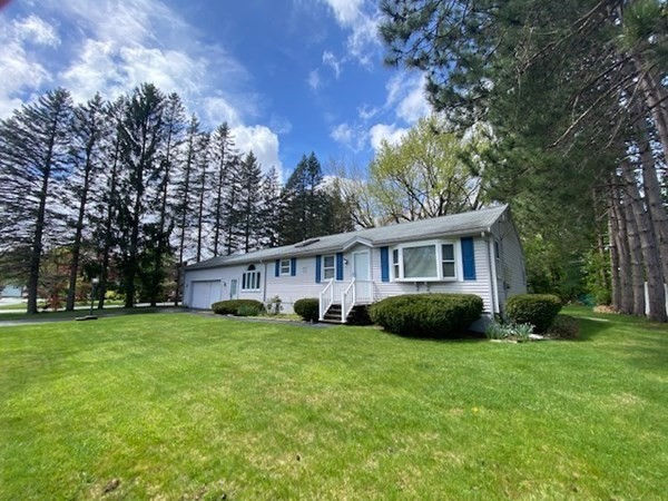 4 Bedford Dr, Grafton, MA 01536