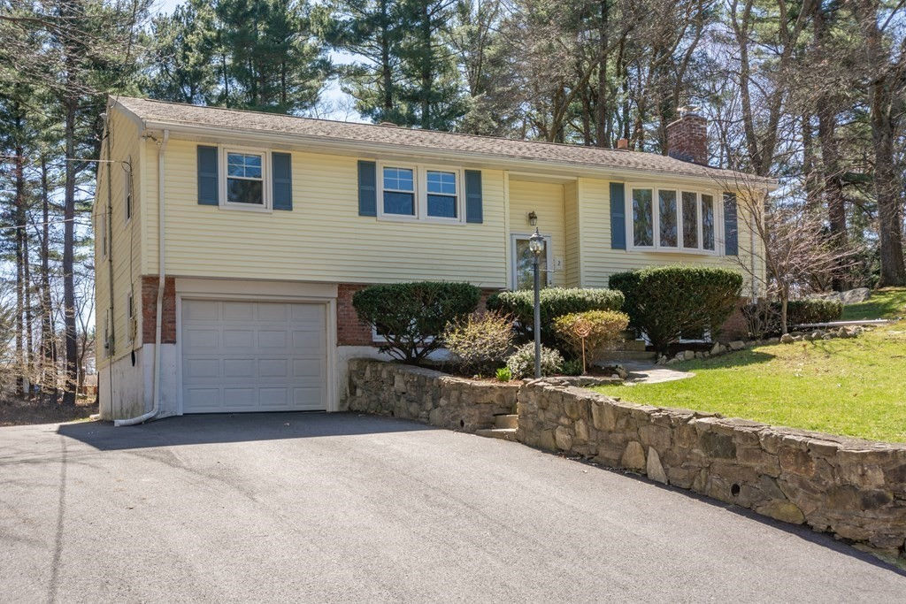 2 Rockpoint Rd, Southborough, MA 01772