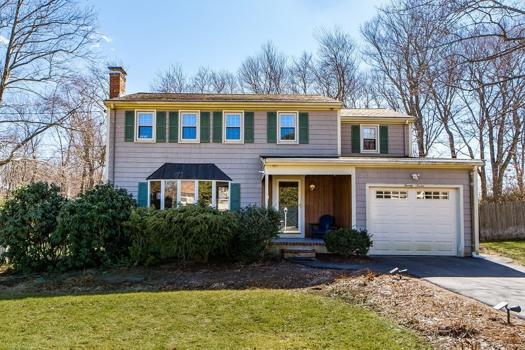 27 Longmeadow Rd, Medfield, MA 02052