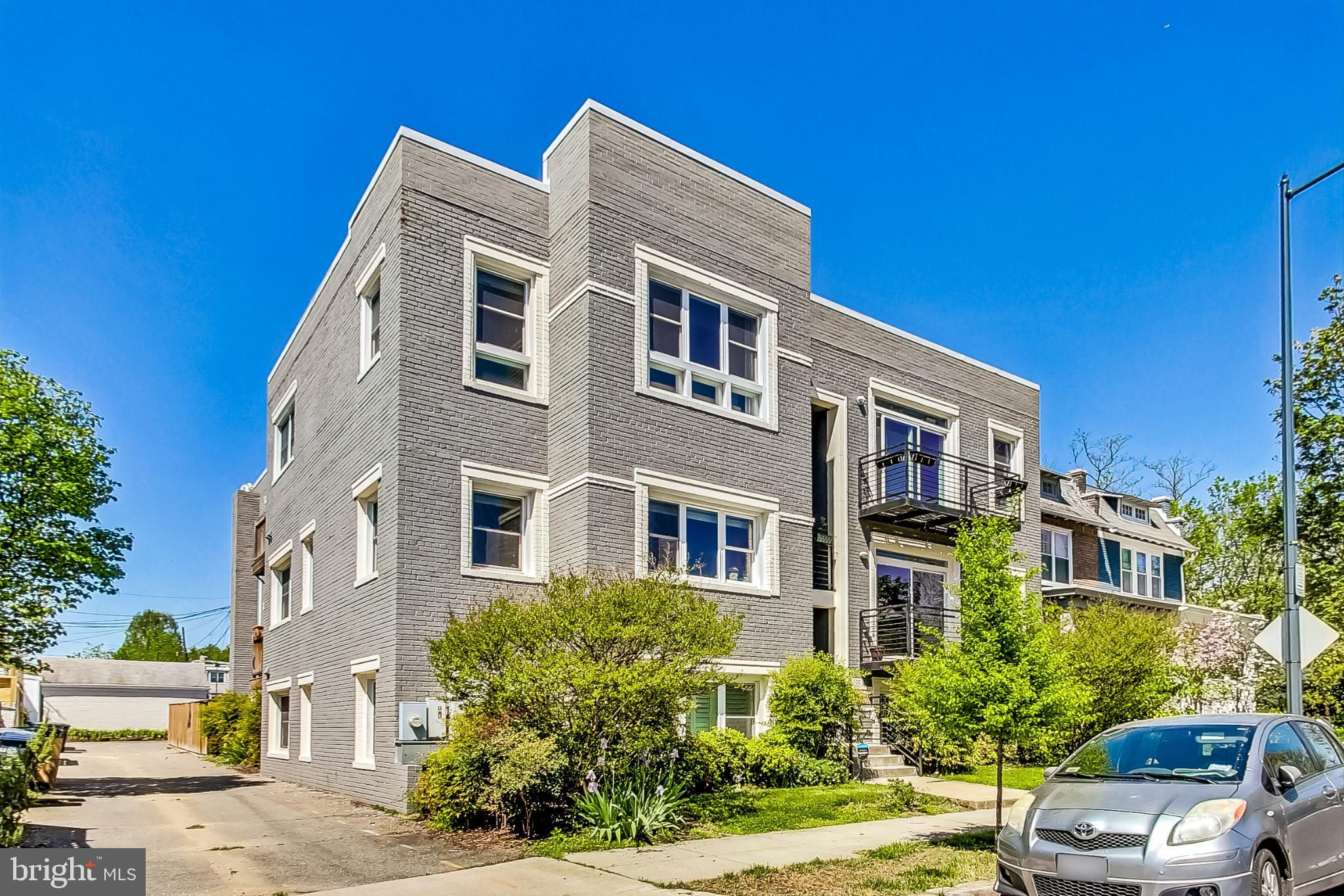 321 18th Street Se 6, Washington, DC 20003 now has a new price of $2,700!