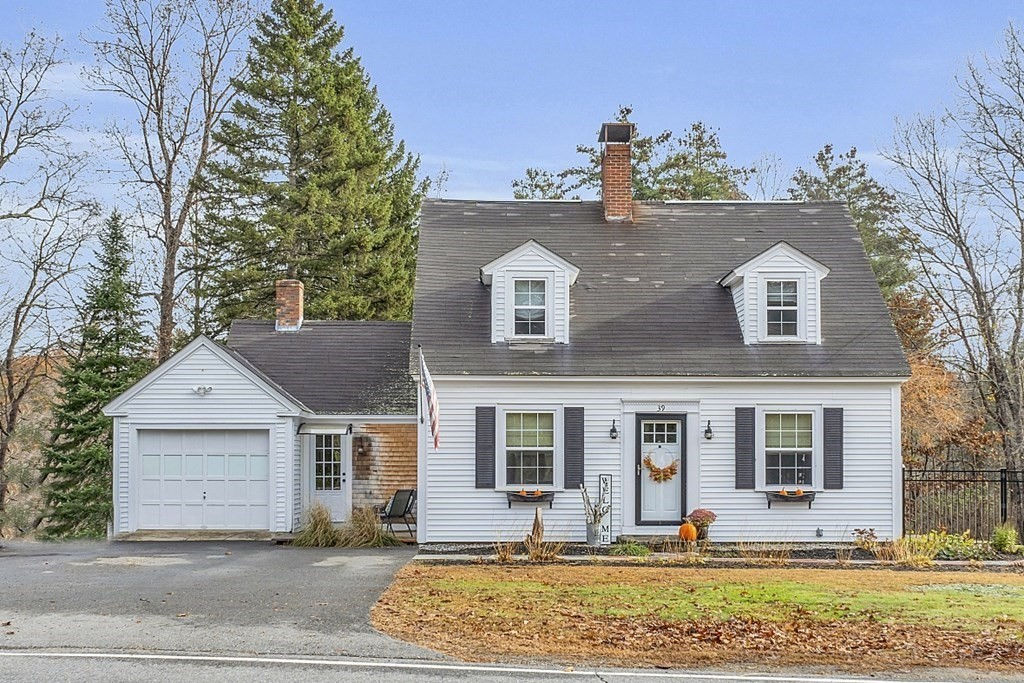 39 Brookline St, Pepperell, MA 01463