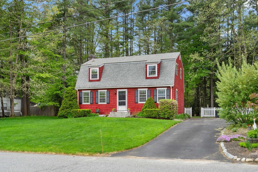 51 Ash St, Townsend, MA 01469