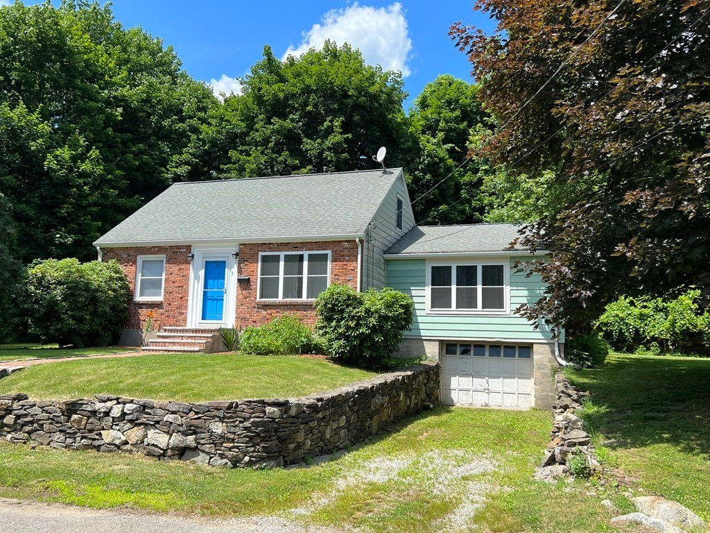 3 Maple St, Leicester, MA 01524