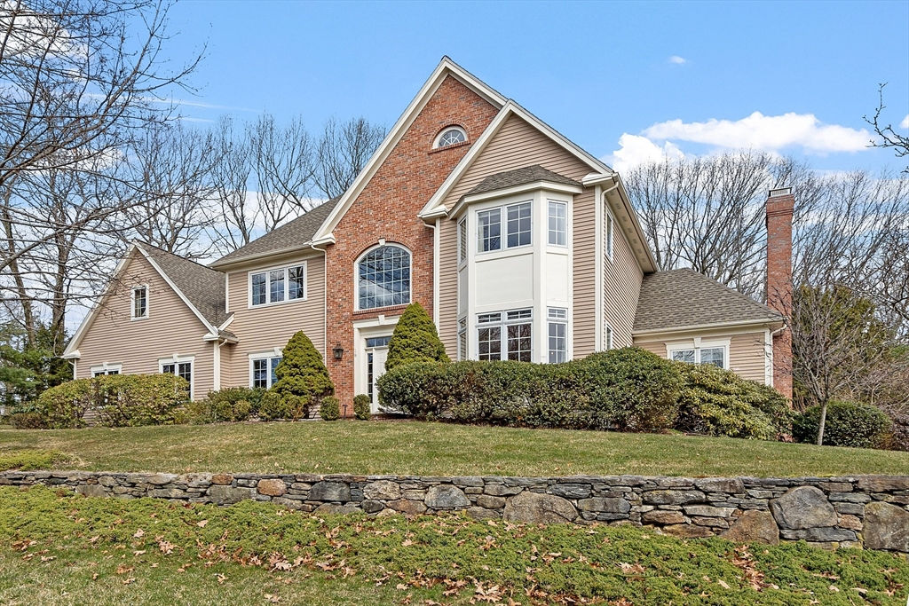 18 Camelot Dr, Shrewsbury, MA 01545