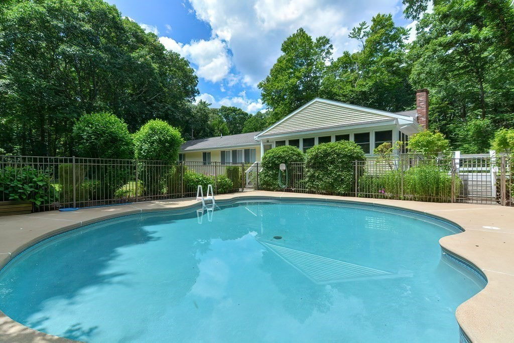 425 Underwood St, Holliston, MA 01746 now has a new price of 925,000