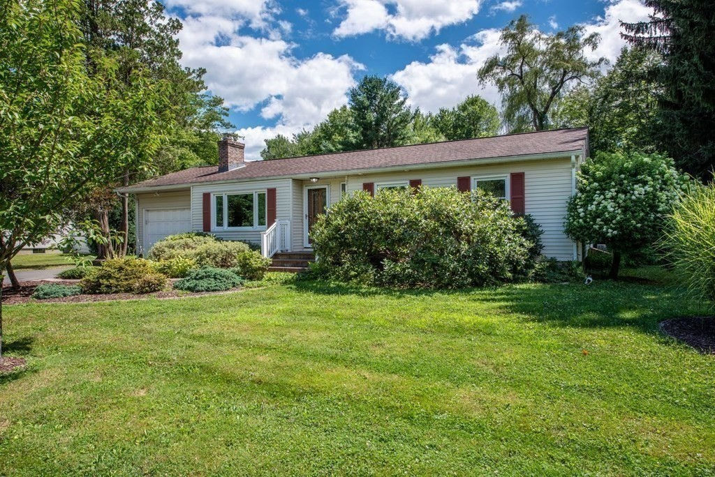 19 Applewood Ln, Amherst, MA 01002