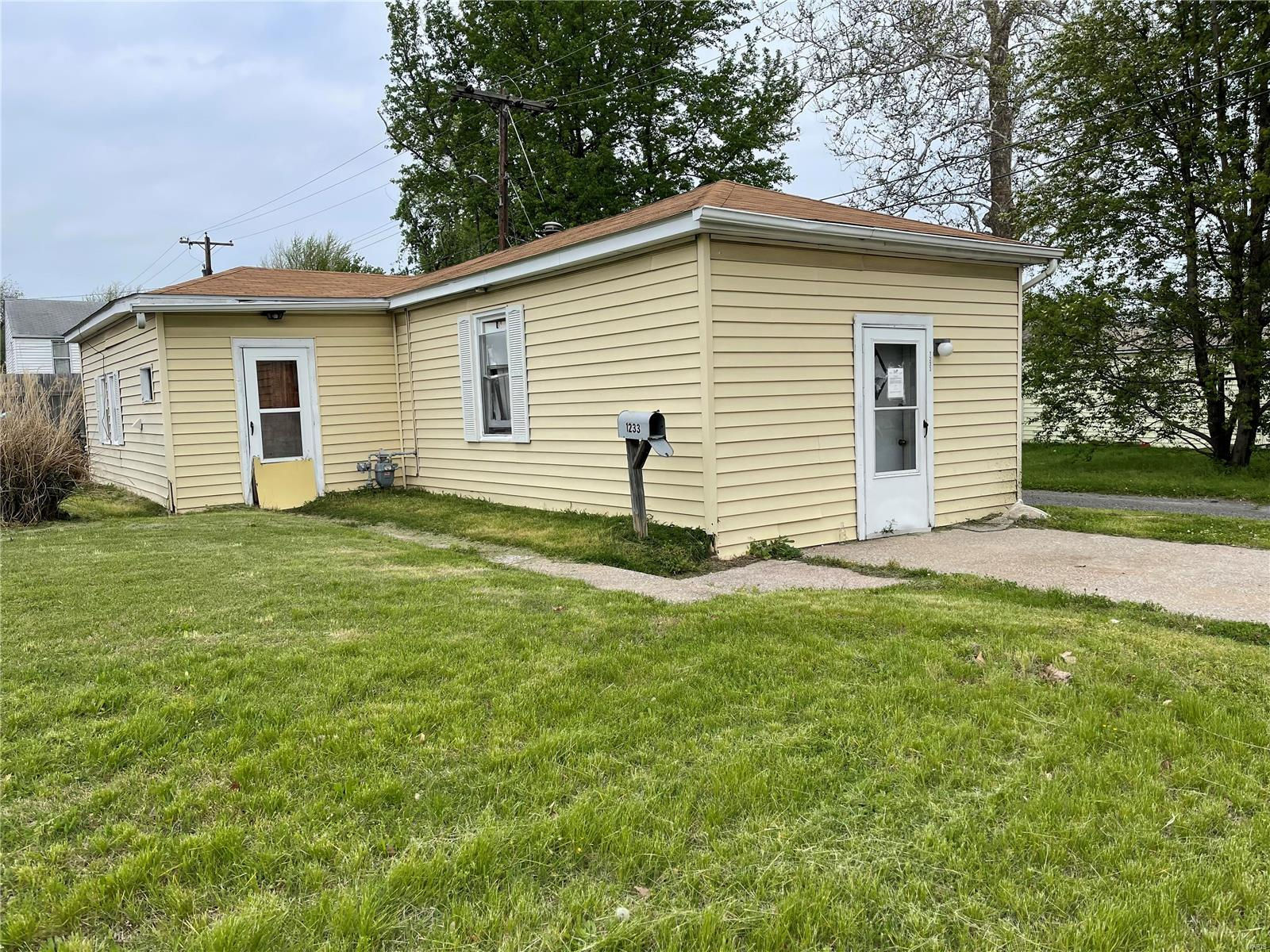 1233 E Madison Avenue, Wood River, IL 62095