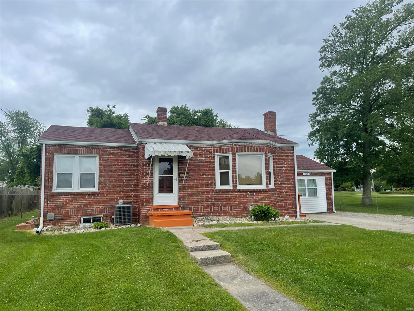 913 Wallace Street, Alton, IL 62002