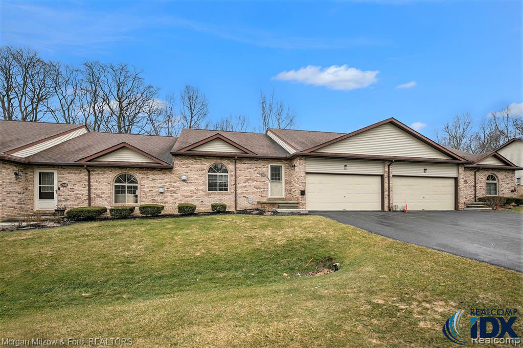 7080 S Bluewater Drive, Springfield Township, MI 48348